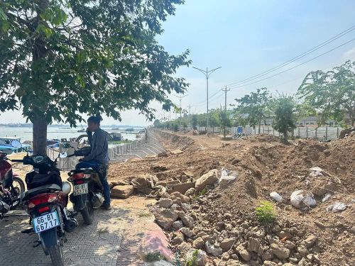 Công trình chống xói lở xã Thường Phước, tỉnh Đồng Tháp đang triển khai. Ảnh: Bùi Nguyên