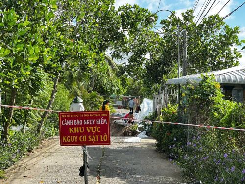 Khu vực sạt lở được ngành chức năng căng dây, cắm biển cảnh báo nguy hiểm. Ảnh: Bùi Nguyên