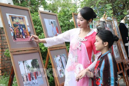 Tham quan Trưng bày, trình diễn “Tri thức may, mặc áo dài Huế”. Ảnh: Mai Trang - TTXVN