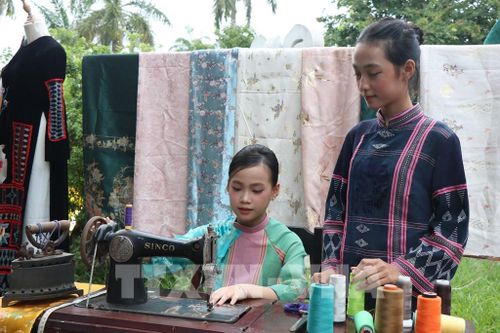Tham quan Trưng bày, trình diễn “Tri thức may, mặc áo dài Huế”. Ảnh: Mai Trang - TTXVN