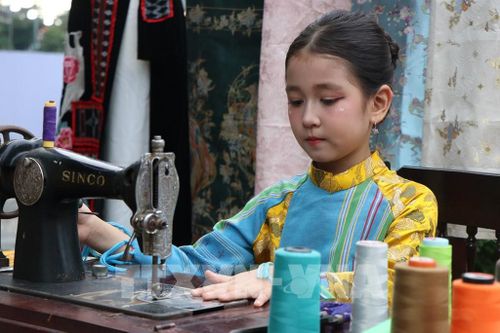 Tham quan Trưng bày, trình diễn “Tri thức may, mặc áo dài Huế”. Ảnh: Mai Trang - TTXVN