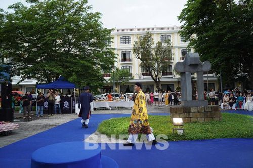 Trình diễn Bộ sưu tập áo dài của Nghệ nhân, Nhà thiết kế Viết Bảo. Ảnh: Mai Trang- TTXVN