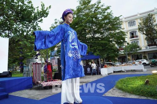 Trình diễn Bộ sưu tập áo dài của Nghệ nhân, Nhà thiết kế Viết Bảo. Ảnh: Mai Trang- TTXVN