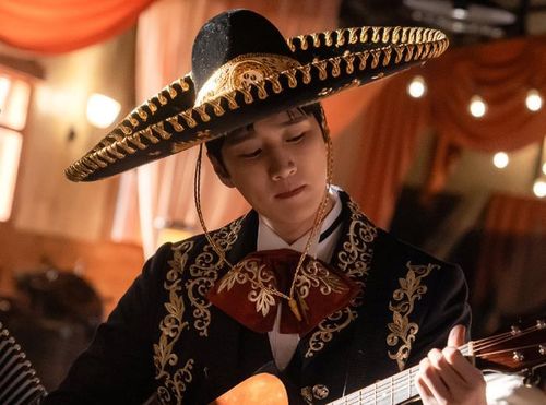 Chiếc mũ sombrero và cây đàn guitar mang đến diện mạo hoàn toàn khác cho Jin Yi Soo.