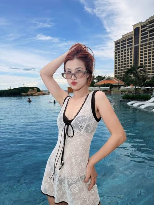 Đông Nhi hiếm hoi diện đồ tắm. (Nguồn: FBNV)