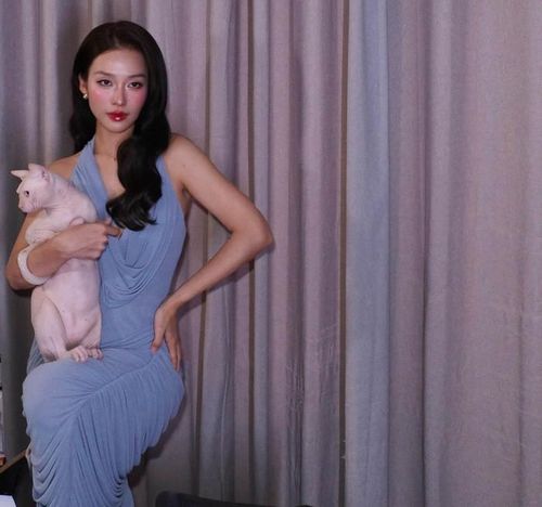 Thần thái sang chảnh, sắc sảo "đốn tim" người hâm mộ của Khả Ngân. (Nguồn: FBNV)