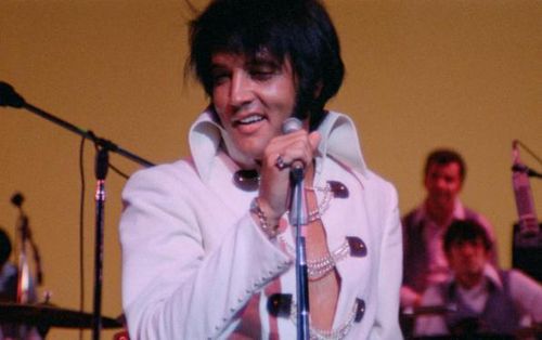 Elvis Presley trong một màn trình diễn được tái hiện trong EPiC: Elvis Presley in Concert.
