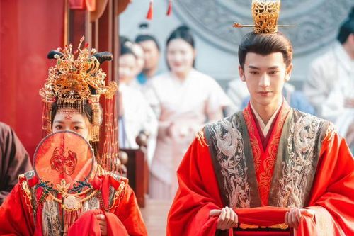 Độ Hoa Niên từng gây chú ý trong mùa hè 2024 khi khai thác mô-típ trùng sinh kết hợp quyền mưu, tình cảm và bi kịch hôn nhân chính trị. Phim chuyển thể từ tiểu thuyết Trưởng Công Chúa của Mặc Thư Bạch, xoay quanh Lý Dung và Bùi Văn Tuyên do Triệu Kim Mạch và Trương Lăng Hách thể hiện. Ở kiếp đầu, họ kết hôn vì lợi ích, sống bên nhau suốt hai thập kỷ nhưng bị nghi kỵ và những âm mưu triều đình bào mòn. Cái chết đến với cả hai trong lúc những hiểu lầm vẫn chưa được hóa giải. Khi cùng trở về thời điểm còn trẻ với ký ức nguyên vẹn, Lý Dung và Bùi Văn Tuyên có cơ hội nhìn lại cuộc hôn nhân cũ, đối diện với tổn thương từng gây ra và từng bước viết lại số phận. Sức hút của phim nằm ở cảm giác tiếc nuối của một tình yêu đến muộn, càng theo dõi càng khiến khán giả mong họ kịp nắm lấy nhau.