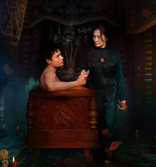 Trong Lên Hương, nghệ sĩ Hồng Đào vào vai Bà Mũi, chủ một trại hòm, đóng cùng Võ Tấn Phát. (Ảnh: NSX)