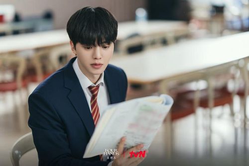 Song Kang đảm nhận vai Kang Bi Oh. Ảnh: NSX