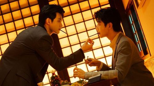 Du Thư Lãng (Hác Dật Nhiên), giám đốc tại một công ty dược phẩm, có cuộc sống ổn định và bình yên cho đến khi gặp tai nạn xe với Phàn Hiểu (Vân Kỳ), người thừa kế một tập đoàn lớn của Thái Lan vừa trở về Trung Quốc công tác. Khi biết Thư Lãng thích đàn ông, Phàn Hiểu tìm mọi cách tiếp cận và chinh phục anh. Thế nhưng, trong quá trình đó, chính Phàn Hiểu lại là người rơi vào lưới tình trước.