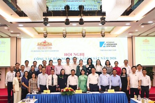 Các đại biểu chụp ảnh lưu niệm. Ảnh: Diễm Phúc