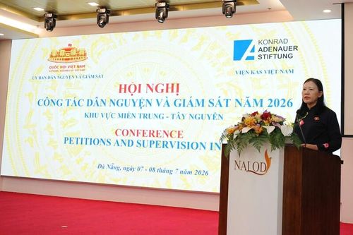 Bà Lê Thị Nga, Ủy viên Ban Chấp hành Trung ương Đảng, Chủ nhiệm Ủy ban Dân nguyện và Giám sát phát biểu tại hội nghị. Ảnh: Diễm Phúc