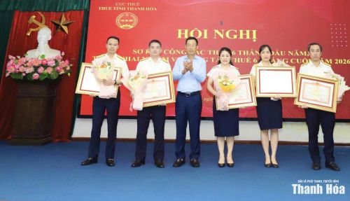 Phó Chủ tịch UBND tỉnh Lê Quang Hùng trao Bằng khen của Thủ tướng Chính phủ cho các cá nhân thuộc Thuế tỉnh Thanh Hóa có nhiều thành tích trong công tác, góp phần vào xây dựng chủ nghĩa xã hội và bảo vệ Tổ quốc.