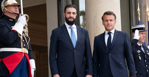 Tổng thống Syria Ahmed al-Sharaa và Tổng thống Pháp Emmanuel Macron. Ảnh: AP.