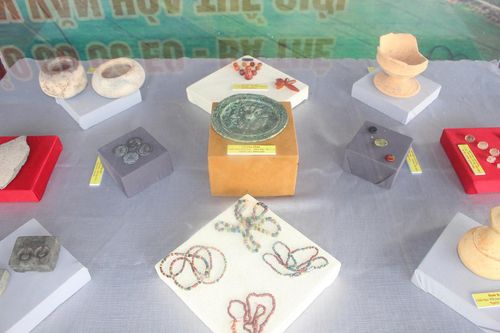 Cổ vật về văn hóa Óc Eo được trưng bày tại Lễ hội Văn hóa truyền thống Thoại Sơn năm 2026. Ảnh: PHƯƠNG LAN