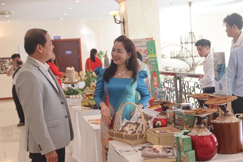 Đại diện các doanh nghiệp tư nhân chia sẻ kinh nghiệm khởi nghiệp tại An Giang. Ảnh: GIA KHÁNH
