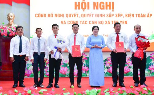 Phó Bí thư Thường trực Đảng ủy, Chủ tịch HĐND xã Tây Yên Hoàng Thị Thoa trao quyết định chỉ định ban chấp hành, bí thư, phó bí thư các chi bộ ấp.