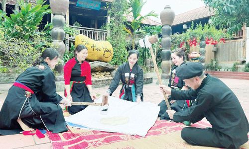  Đồng bào Cao Lan ở bản Ven (Xuân Lương) làm bánh truyền thống. 