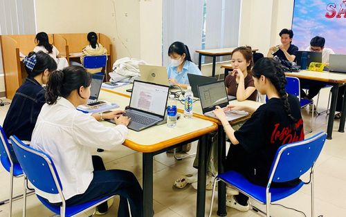 Lựa chọn đúng sẽ giúp thí sinh có thể trúng tuyển vào ngành học yêu thích. TRONG ẢNH: Một giờ tự học của sinh viên Trường Đại học Bách khoa - Đại học Đà Nẵng. Ảnh: THU HÀ