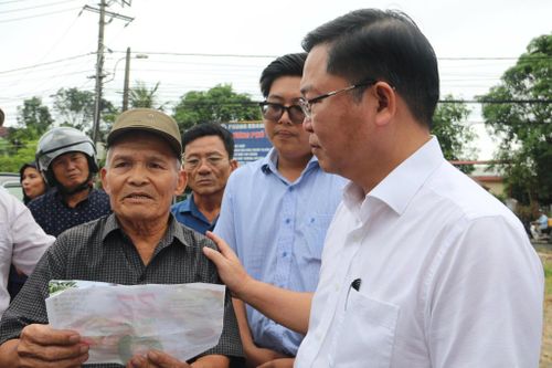 Chủ tịch Ủy ban MTTQ Việt Nam thành phố Lê Trí Thanh gặp gỡ các hộ dân bị ảnh hưởng bởi dự án kéo dài. Ảnh: HUYỀN TRÂN