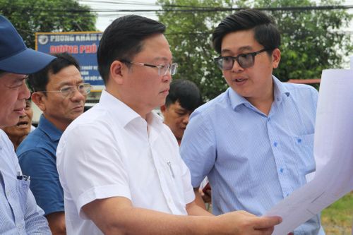 Chủ tịch Ủy ban MTTQ Việt Nam thành phố Lê Trí Thanh kiểm tra Dự án nạo vét, thoát lũ khẩn cấp và chống xâm nhập mặn sông Cổ Cò. Ảnh: HUYỀN TRÂN