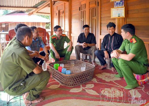 Công an xã Nậm Kè và các lực lượng triển khai Đề án 06 đến người dân bản Nậm Kè, xã Nậm Kè.
