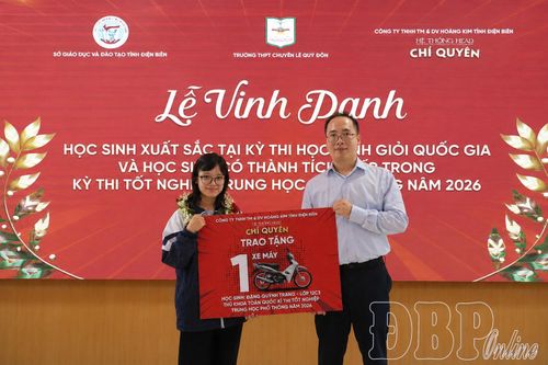 Hệ thống Honda Chí Quyên (Điện Biên) trao tặng xe máy cho đồng thủ khoa toàn quốc kỳ thi tốt nghiệp THPT năm 2026 Đặng Quỳnh Trang.