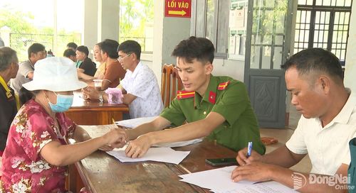 Người dân thôn Vĩnh Hòa, xã Bù Đăng khai báo thông tin để tổ kiểm tra hoàn thành nhiệm vụ.