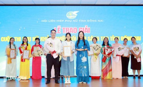 Tỉnh ủy viên, Phó Chủ tịch Ủy ban MTTQ Việt Nam tỉnh, Chủ tịch Hội Liên hiệp phụ nữ tỉnh (nay là Thành ủy viên, Phó Chủ tịch Ủy ban MTTQ Việt Nam thành phố, Chủ tịch Hội Liên hiệp phụ nữ thành phố) Lê Thị Thanh Loan trao giải nhất cho nhóm tác giả tham gia Cuộc thi Phụ nữ khởi nghiệp đổi mới sáng tạo tỉnh năm 2025. Ảnh: Nga Sơn