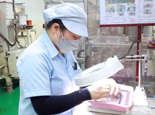 Công ty TNHH Tokin Electronics Việt Nam (Khu công nghiệp Long Bình, phường Long Bình) thi đua sản xuất, nâng cao chất lượng sản phẩm. Ảnh: Nguyễn Hòa
