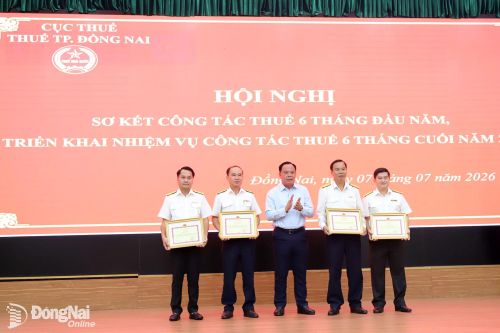 Phó Bí thư Thành ủy Đồng Nai Võ Tấn Đức đại diện trao bằng khen của Bộ Tài chính cho các tập thể có thành tích xuất sắc. Ảnh: B.Nguyên