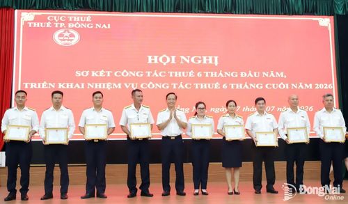 Các cá nhân có thành tích xuất sắc được nhận giấy khen của Cục Thuế. Ảnh: B.Nguyên