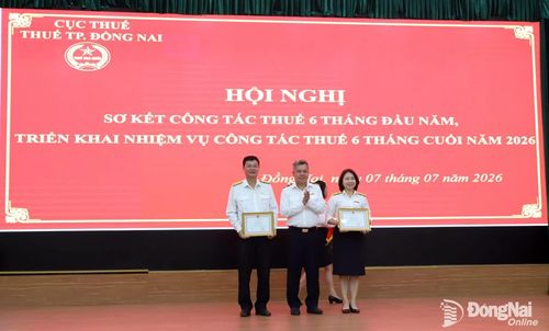Trưởng Thuế thành phố Đồng Nai Nguyễn Toàn Thắng đại diện trao giấy khen của Cục Thuế cho các tập thể xuất sắc. Ảnh: B.Nguyên