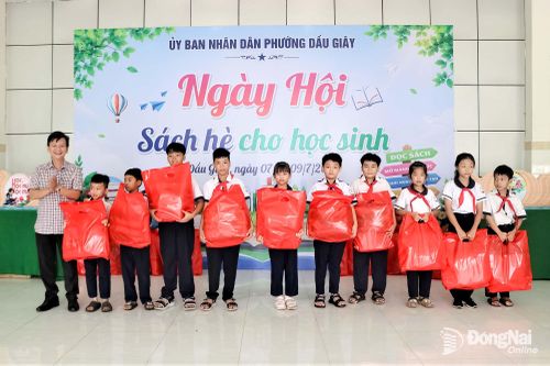 Phó Chủ tịch UBND phường Dầu Giây Nguyễn Lê Trường Sơn trao quà cho các em học sinh tại chương trình. Ảnh: Nhật Quang