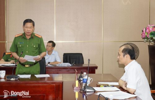 Đại diện lãnh đạo Công an thành phố Đồng Nai thông tin về công tác đồng bộ dữ liệu dân cư với dữ liệu đất đai. Ảnh: Hoàng Lộc