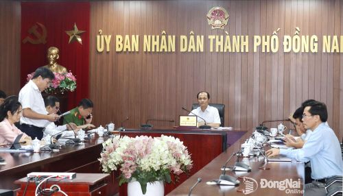 Đại diện Văn phòng Đăng ký đất đai thành phố Đồng Nai báo cáo tại cuộc họp. Ảnh: Hoàng Lộc