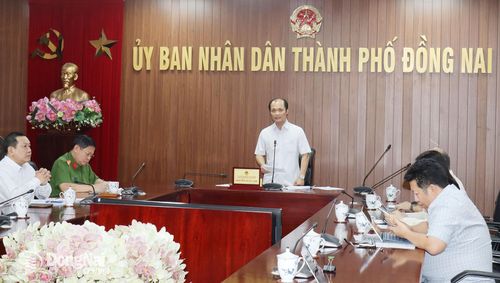 Ủy viên Ban Thường vụ Thành ủy, Phó Chủ tịch UBND thành phố Đồng Nai Nguyễn Tuấn Anh phát biểu kết luận tại cuộc họp. Ảnh: Hoàng Lộc