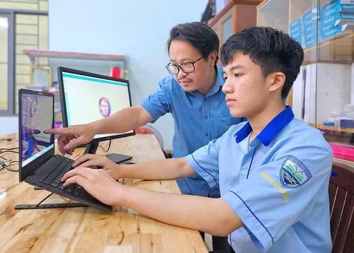 Sự đồng hành, hướng dẫn tận tình của thầy cô đã giúp Tuệ phát huy năng lực nghiên cứu khoa học và đạt nhiều thành tích nổi bật. Ảnh: NVCC