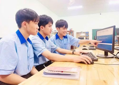Võ Đăng Tuệ (ở giữa) trao đổi, học hỏi kinh nghiệm cùng các bạn. Ảnh: NVCC