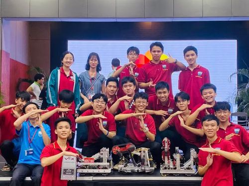 Võ Đăng Tuệ (bìa phải, hàng đầu) tham gia nhiều cuộc thi khoa học, công nghệ trong nước và quốc tế. Ảnh: NVCC