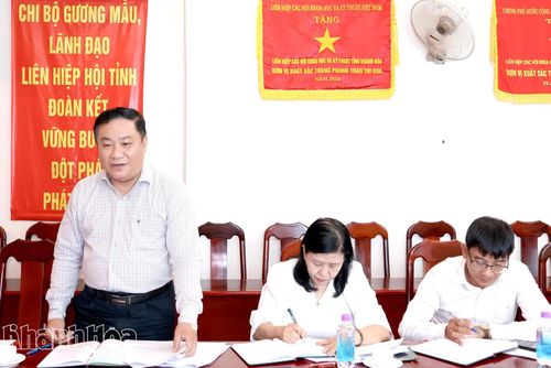 Các đại biểu góp ý tại cuộc họp.