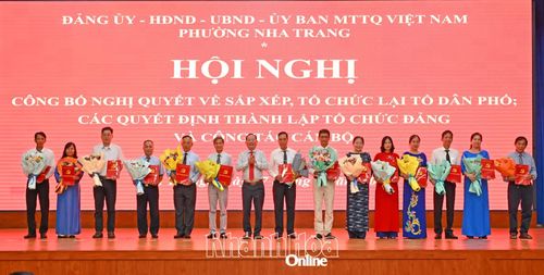 Lãnh đạo Đảng ủy phường trao các quyết định, tặng hoa chúc mừng các chi bộ tổ dân phố mới.