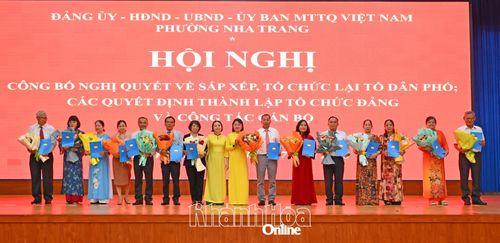 Các trưởng ban công tác mặt trận tổ dân phố mới thành lập nhận quyết định.
