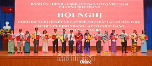 Lãnh đạo UBND phường trao quyết định chỉ định tổ trưởng tổ dân phố lâm thời.