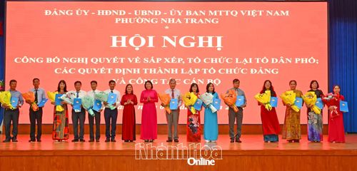 Lãnh đạo Ủy ban MTTQ Việt Nam phường trao quyết định cho các trưởng ban công tác mặt trận tổ dân phố mới.