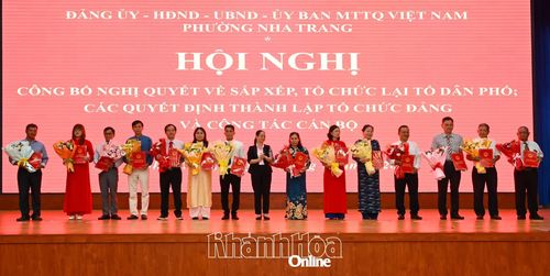 Lãnh đạo HĐND phường trao quyết định chỉ định tổ trưởng tổ dân phố lâm thời.