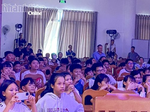 Các em thiếu nhi phường Ninh Chử đến xem vở Ăn khế trả vàng.