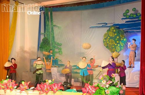 Khung cảnh ngày hội của dân làng.