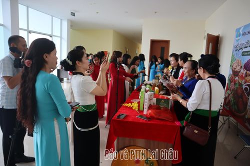 Đại biểu tham quan gian hàng trưng bày sản phẩm và xem trình diễn 1 phiên livestream mẫu.